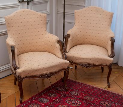 Paire de fauteuils en bois teinté. 
Fin XIXème...