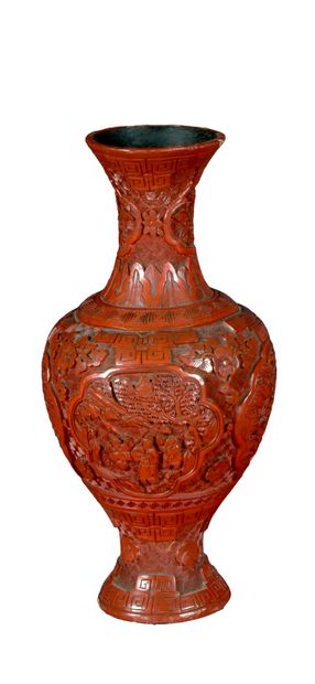 CHINE, Fin XIXe siècle 
Vase balustre en...