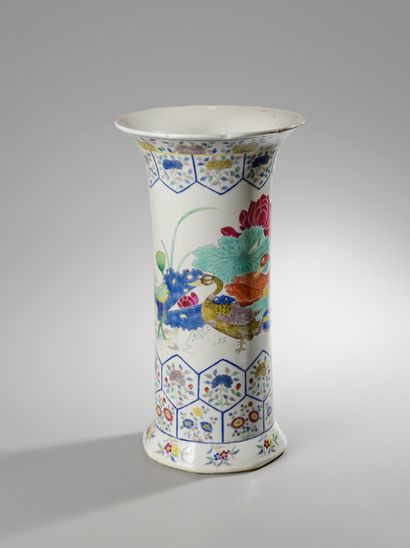 null CHINE, XXème siècle, marque apocryphe de Kangxi au revers. 

Grand vase rouleau...