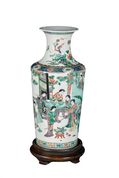 CHINE, XIXème siècle. 
Vase balustre en porcelaine...