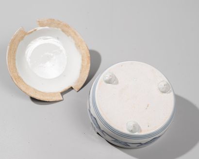  CHINE, porcelaine d'exportation émaillée blanc bleu, XVIIIème siècle 
Chauffe-plat...