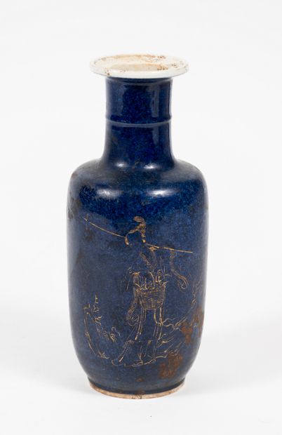  CHINE Vase à haut col. Porcelaine bleu décor de femme peint or. XVIIIeme siécle