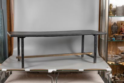  Mathieu MATEGOT (1910-2001) 
Table basse 
Plateau en simili cuir, piétement en laiton...