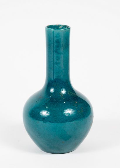 CHINE vase à haut col , bleu turquoise. Eclats...