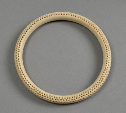 null Bracelet jonc rigide en ivoire finement sculpté et ajouré.