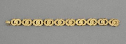 null Bracelet ruban articulé en or jaune orné de dix motifs en forme de paire d'anneaux...