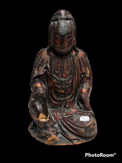  Bouddha en bois doré et laque rouge 
Haut. : 25 cm 
(accidents et manques)