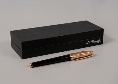 DUPONT 
Bic point pen. 
In gilded metal in...
