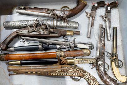 Set of weapons (pistols, knives, saber.....