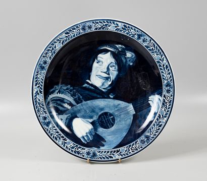 Dish in earthenware of Delft. 
Decoration...