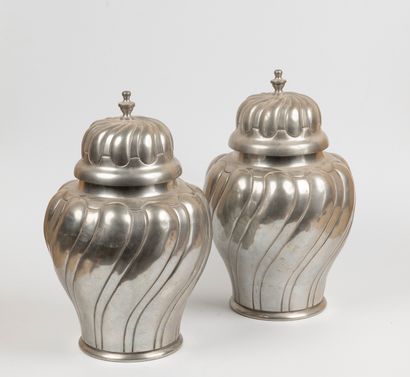 Pair of pewter potiches. 
Height: 35 cm.
