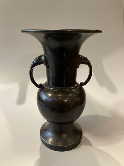 Japan, Meiji period (1868-1912) 
Bronze vase...