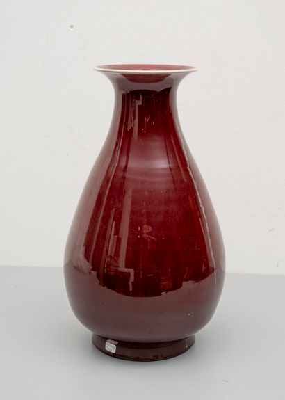CHINA, 20th century. 
Vase in red enameled...