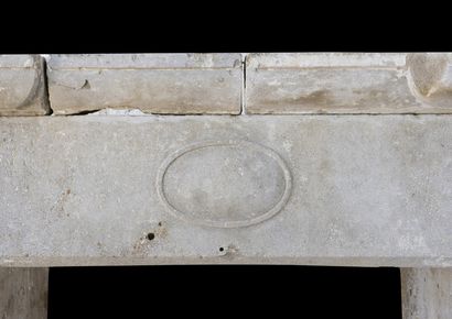  Cheminée Louis 13. 
Linteau monolithe orné d'un cartouche médian de forme oblongue....