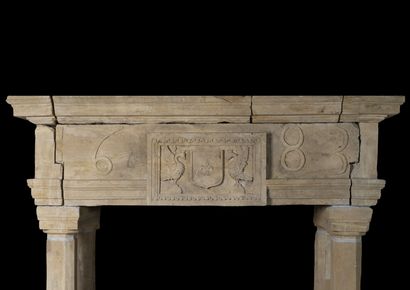  Louis 13 mantel. 
Lintel with key adorned with a coat of arms with a fleur-de-lis...