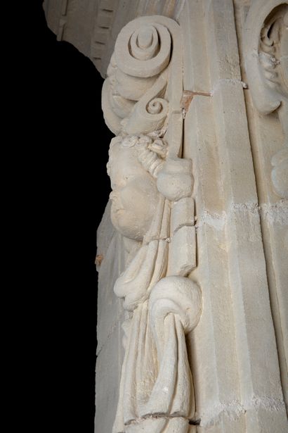 null Cheminée Louis 13.

Exceptionnelle cheminée en pierre calcaire de Saint-Restitut...