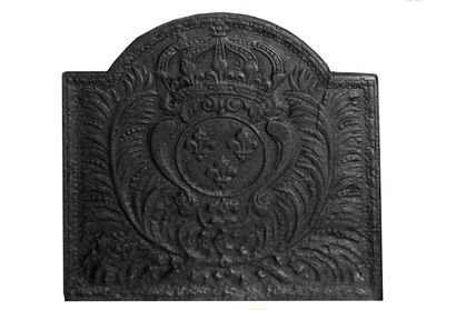  Plaque de cheminée Louis 14. 
Médaillon central aux armes de France, coiffé d'une...