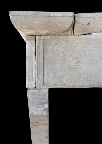  Cheminée Louis 13. 
Linteau monolithe orné d'un cartouche médian de forme oblongue....