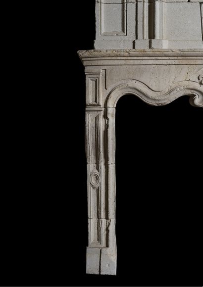  Louis 14 mantel. 
Crossbow lintel adorned with a median palm leaf, overmantel decorated...