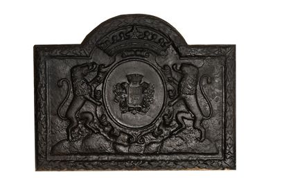  Plaque de cheminée Louis 14. 
Ecusson central sur un cuir coiffé d'une couronne...