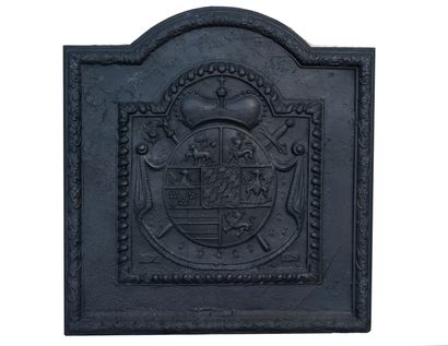  Plaque de cheminée Louis 14. 
Blason armorié coiffé d'une couronne, encadré d'une...