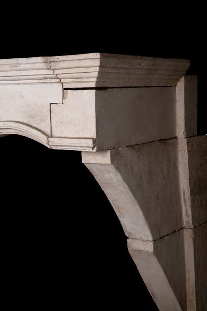 null Cheminée Louis 13.

Linteau monolithe à décor d'une rosace sculptée, reposant...