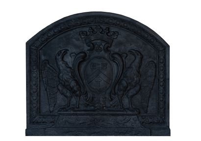  Plaque de cheminée Louis 14. 
Blason armorié coiffé d'une couronne ducale tenu par...