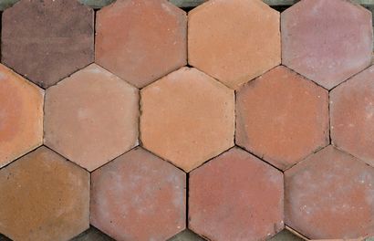  Terracotta tiles. 
Hexagonal format of orange color. 
Period 19th. 
Dim 24 x 24...