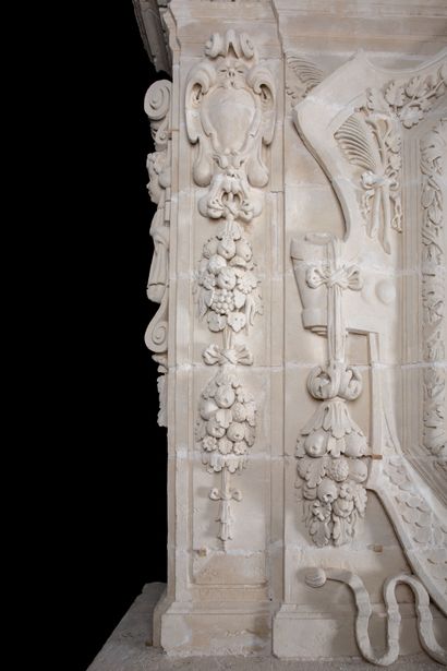 Cheminée Louis 13. 
Exceptionnelle cheminée en pierre calcaire de Saint-Restitut...
