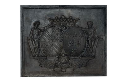  Plaque de cheminée Louis 14. 
Cartouche central orné de deux blasons armoriés réunis,...
