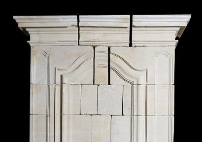  Louis 14 mantel. 
Monolithic crossbow lintel, overmantel adorned with a molded frame...