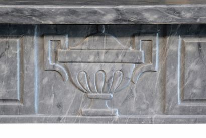  Cheminée style Empire. 
Le linteau droit porte le décor médian d'une urne antique...