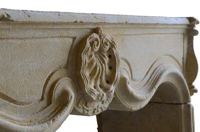  Louis 15 mantel. 
Mantel with carved shell decoration, with curved and counter-curved...