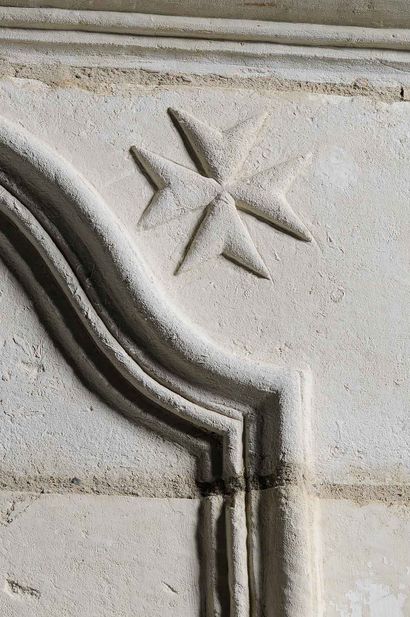  Cheminée Louis 14. 
Trumeau à décor d'un cadre mouluré médian et de croix de Malte...