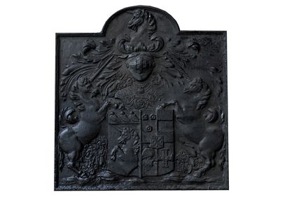  Plaque de cheminée Louis 14. 
Ecusson central armorié soutenu par deux licornes...