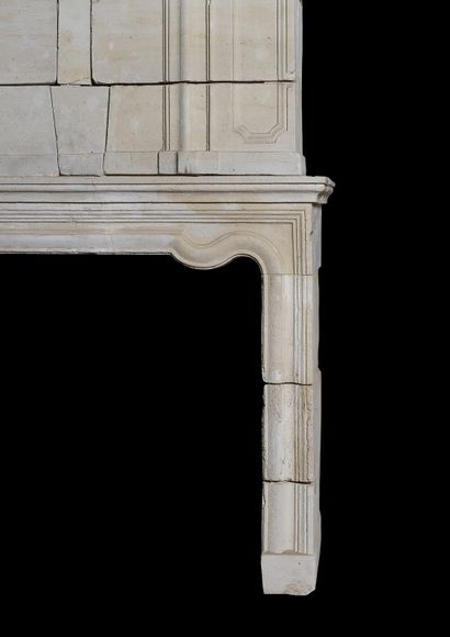  Cheminée Louis 14. 
Linteau monolithe en arbalète, trumeau orné d'un cadre mouluré...