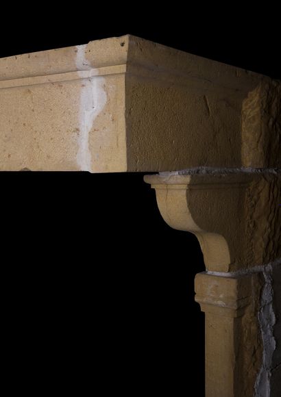  Cheminée style Louis 13 en pierre jaune de Bourgogne. 
Linteau monolithe à crossettes...