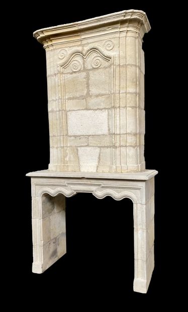  Cheminée Louis 14. 
Les jambages droits soutiennent le linteau sculpté en arbalète....