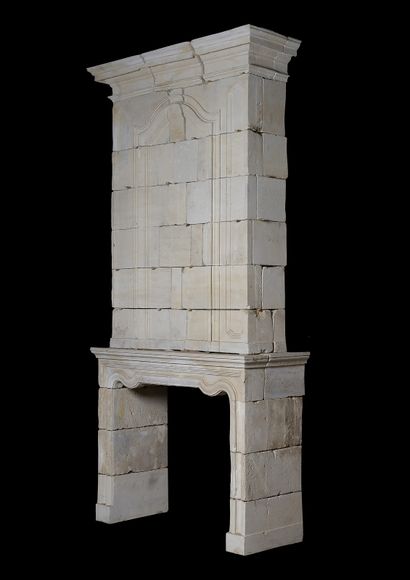  Cheminée Louis 14. 
Linteau monolithe en arbalète, trumeau orné d'un cadre mouluré...