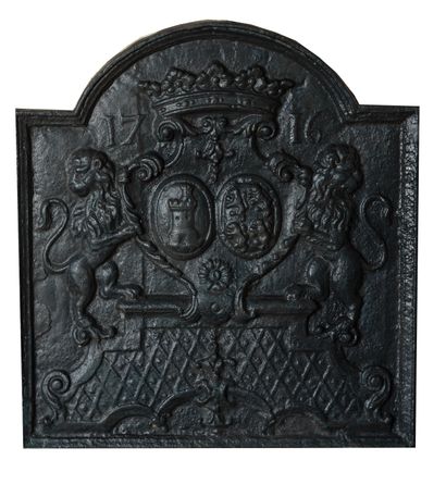  Plaque de cheminée Louis 14. 
Blasons armoriés réunis, coiffés d'une couronne ducale,...