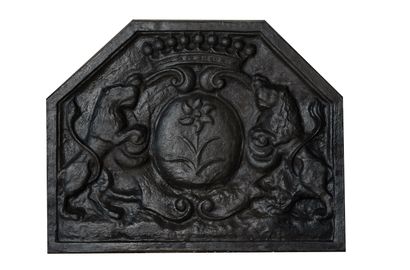  Plaque de cheminée style Louis 14. 
Ecusson central coiffé d'une couronne comtale...