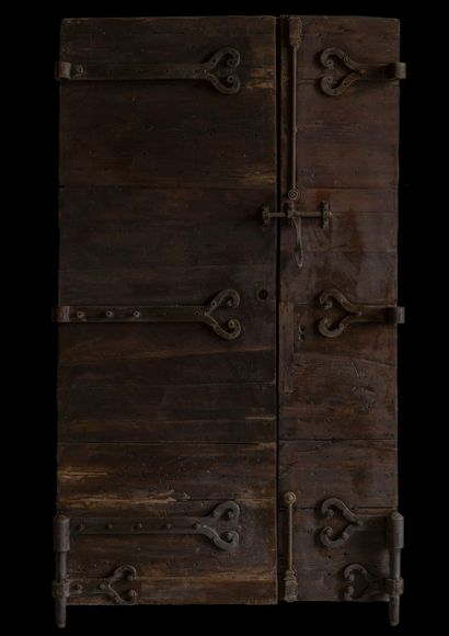  Entrance door. 
Said tiercée, double leaf, each decorated with a fluted pilaster....