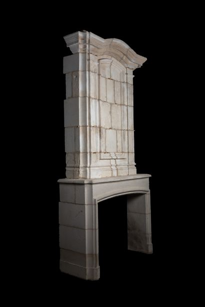  Cheminée Louis 14. 
Le linteau monolithe, très légèrement incurvé, est décoré d'une...