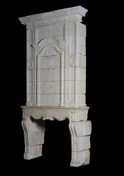  Louis 14 mantel. 
Crossbow lintel adorned with a median palm leaf, overmantel decorated...
