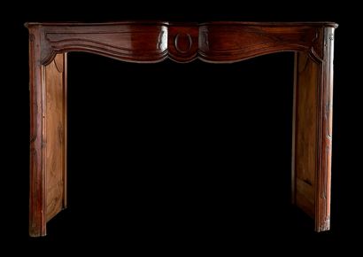  Louis 15 mantel. 
Crossbow lintel adorned with a central medallion resting on molded...