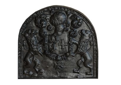  Plaque de cheminée Louis 13. 
Ornée d'un écusson armorié coiffé d'un heaume portant...