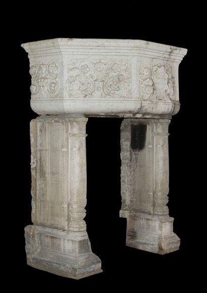  Cheminée Renaissance. 
Linteau monolithe incurvé à riche décors d'un écusson médian,...