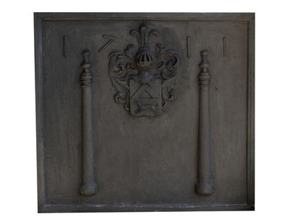  Plaque de cheminée datée 1711. 
Ornée d'un écusson armorié coiffé d'un heaume, encadré...