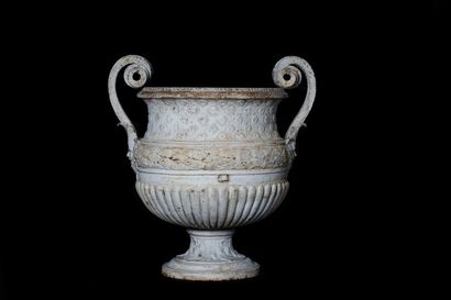  Vase style Louis 14 
Le corps du vase orné de godrons, d'une frise de feuilles de...