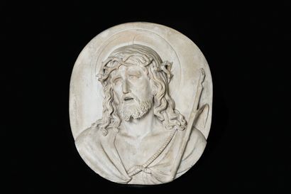  Le Christ. 
Haut-relief à l'image de Jésus. Il porte sa couronne d'épines, vêtu...